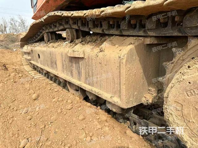 單側(cè)履帶整體(整機(jī)外觀) 單側(cè)履帶整體(整機(jī)外觀)