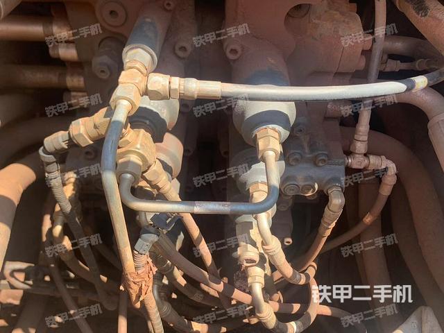 回转马达和主控阀（整机外观）