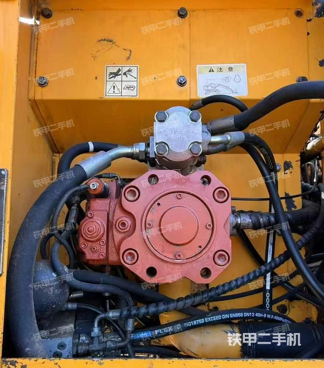 液壓泵艙室正面整體(整機外觀) 液壓泵艙室正面整體(整機外觀)