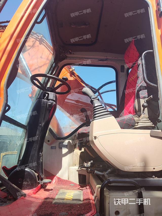 駕駛室整體(整機(jī)外觀) 駕駛室整體(整機(jī)外觀)