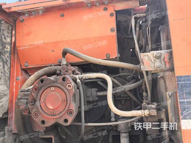 液壓泵艙室正面整體(整機外觀) 液壓泵艙室正面整體(整機外觀)