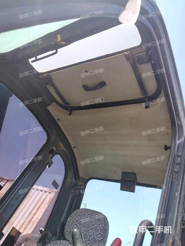 駕駛室頂部（整機外觀）