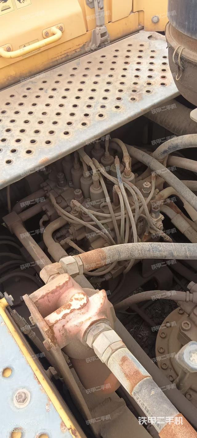 回轉(zhuǎn)馬達和主控閥(整機外觀) 回轉(zhuǎn)馬達和主控閥(整機外觀)