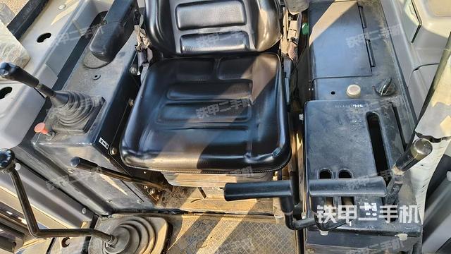 駕駛室操作臺(tái)（設(shè)備外觀及核心部件）