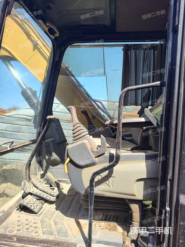 駕駛室整體(整機(jī)外觀) 駕駛室整體(整機(jī)外觀)