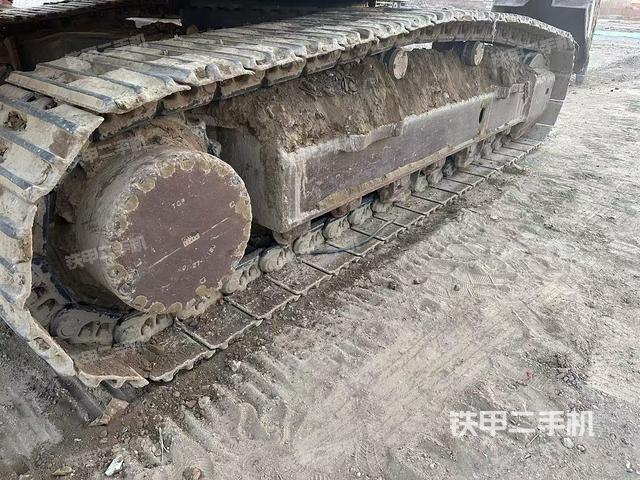 單側(cè)履帶整體(整機外觀) 單側(cè)履帶整體(整機外觀)