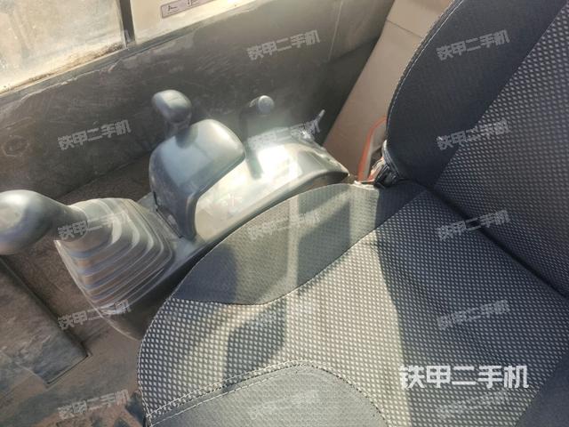 座椅右侧控制台/钥匙门/油门/含右手柄(驾驶室部分) 座椅右侧控制台/钥匙门/油门/含右手柄(驾驶室部分)