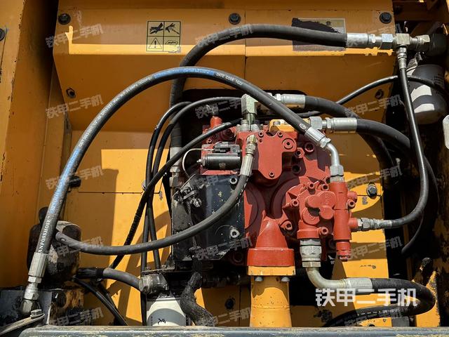 液压泵舱室正面整体（整机外观）