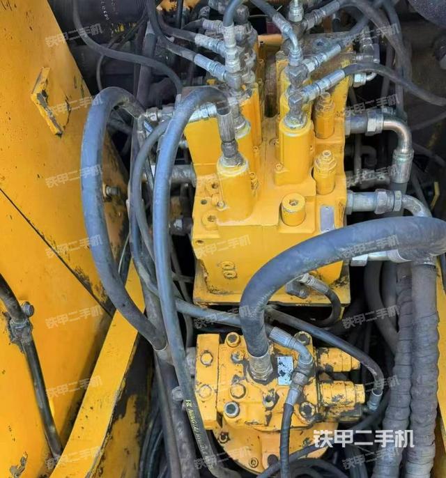 回轉(zhuǎn)馬達和主控閥(整機外觀) 回轉(zhuǎn)馬達和主控閥(整機外觀)
