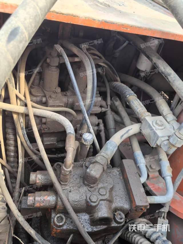 回轉馬達和主控閥(整機外觀) 回轉馬達和主控閥(整機外觀)