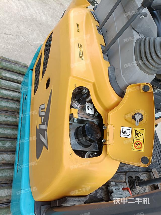 液压泵舱室正面整体（整机外观）