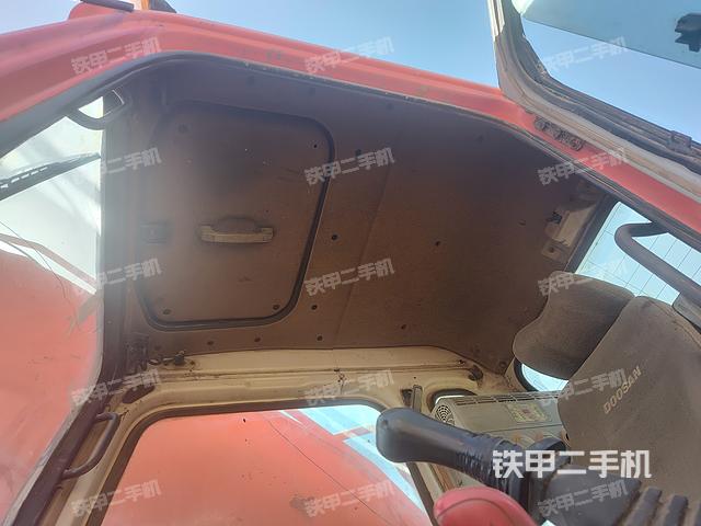 駕駛室頂部(整機(jī)外觀) 駕駛室頂部(整機(jī)外觀)