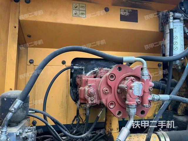 液壓泵艙室正面整體（整機外觀）