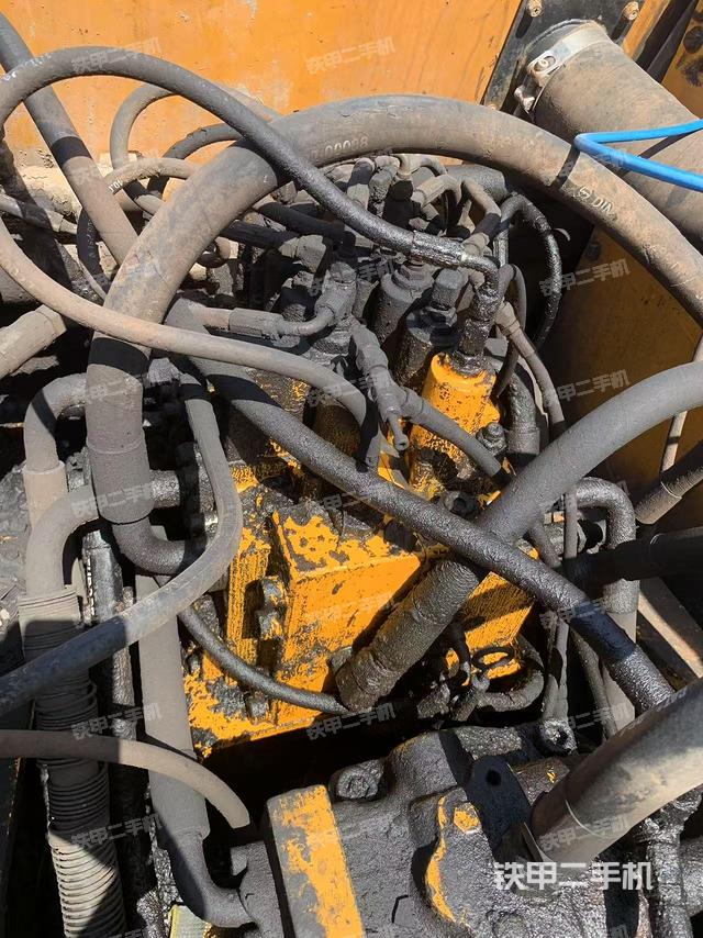 回轉(zhuǎn)馬達(dá)和主控閥（整機(jī)外觀）