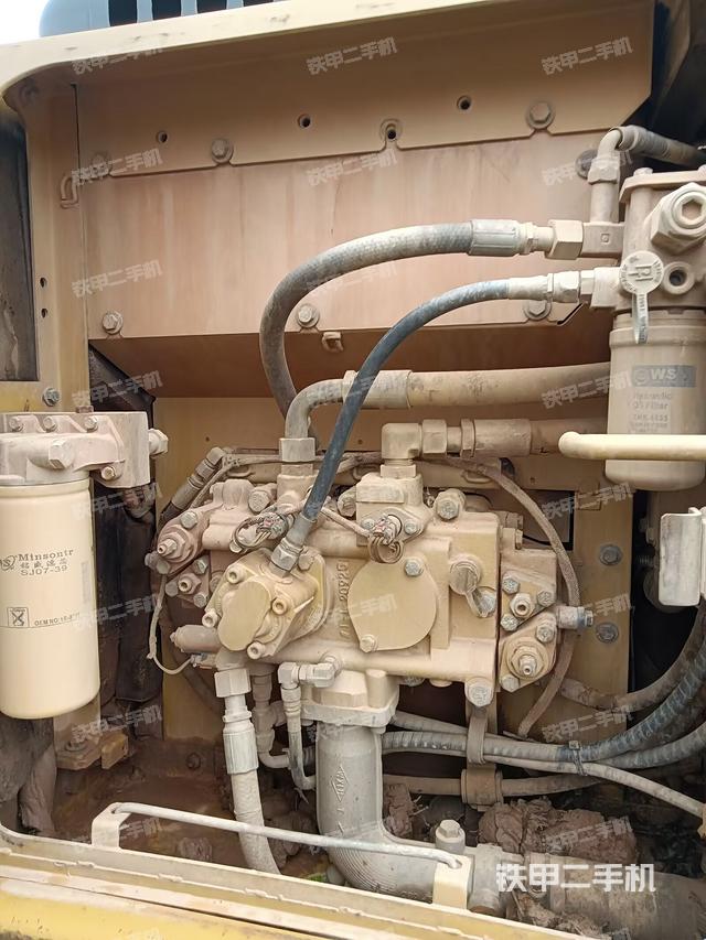 液壓泵艙室正面整體(整機(jī)外觀) 液壓泵艙室正面整體(整機(jī)外觀)