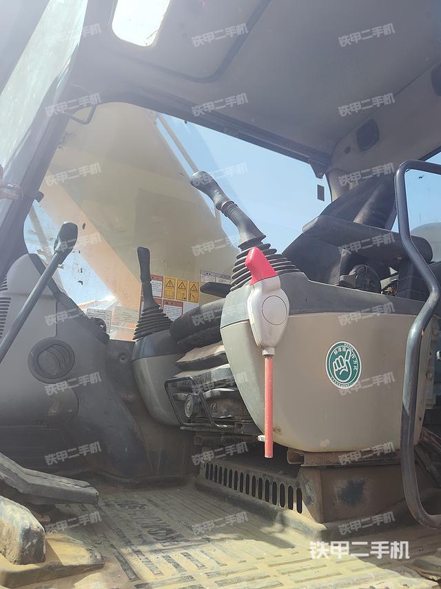 駕駛室整體(整機(jī)外觀) 駕駛室整體(整機(jī)外觀)