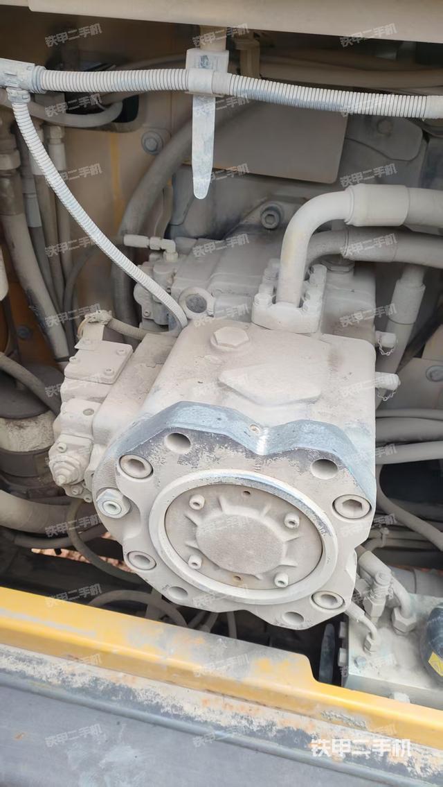 液压泵舱室正面整体（整机外观）