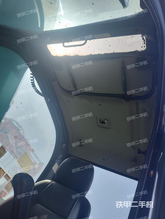 駕駛室頂部(整機(jī)外觀) 駕駛室頂部(整機(jī)外觀)