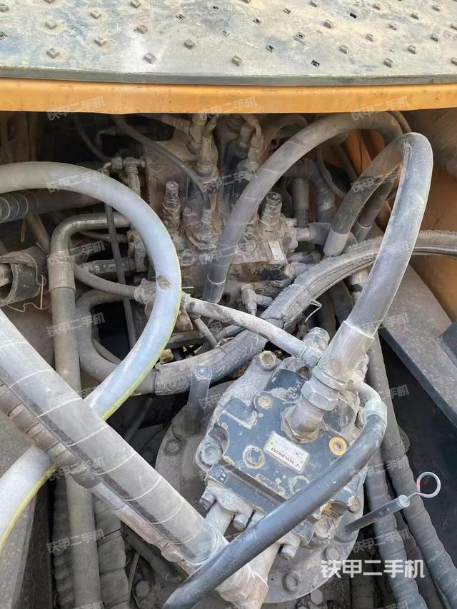 回轉(zhuǎn)馬達(dá)和主控閥（整機(jī)外觀）