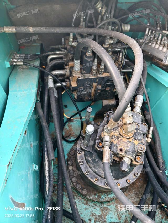 回轉(zhuǎn)馬達(dá)和主控閥（整機(jī)外觀）