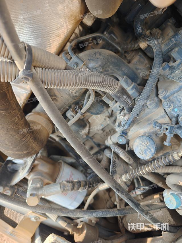 液压泵舱室正面整体（整机外观）