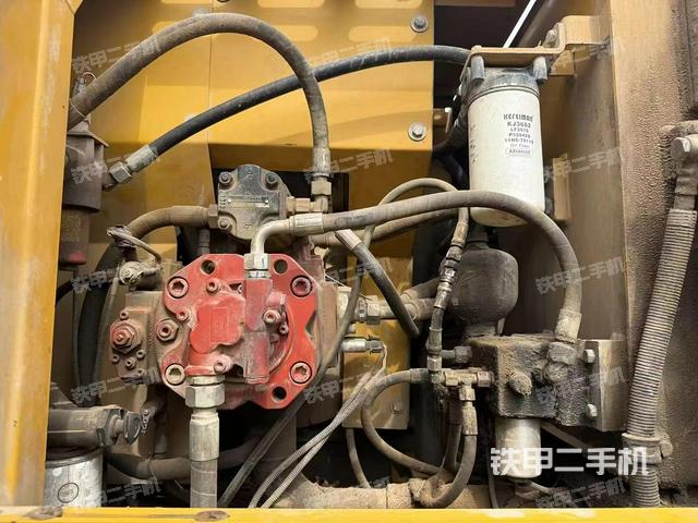 液壓泵艙室正面整體(整機外觀) 液壓泵艙室正面整體(整機外觀)