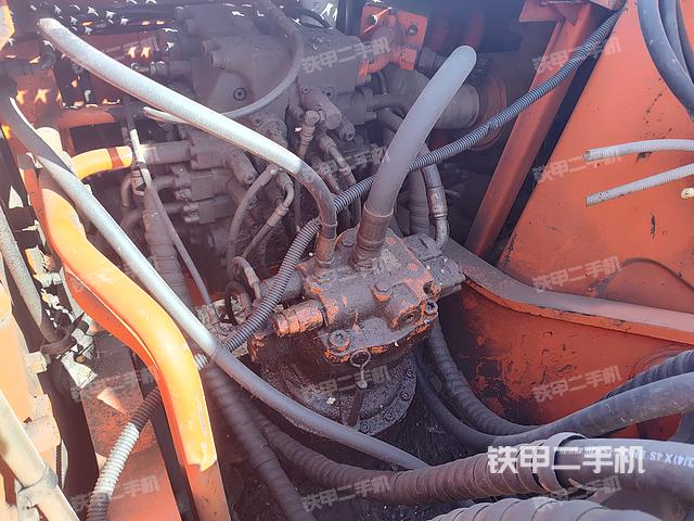 回转马达和主控阀（整机外观）