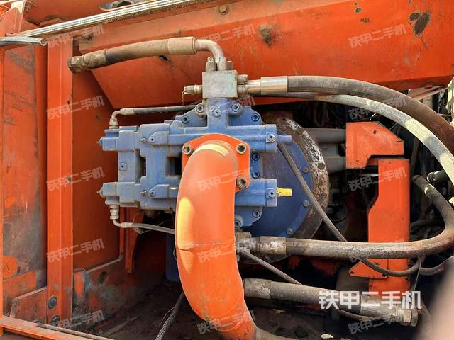 液壓泵艙室正面整體（整機外觀）