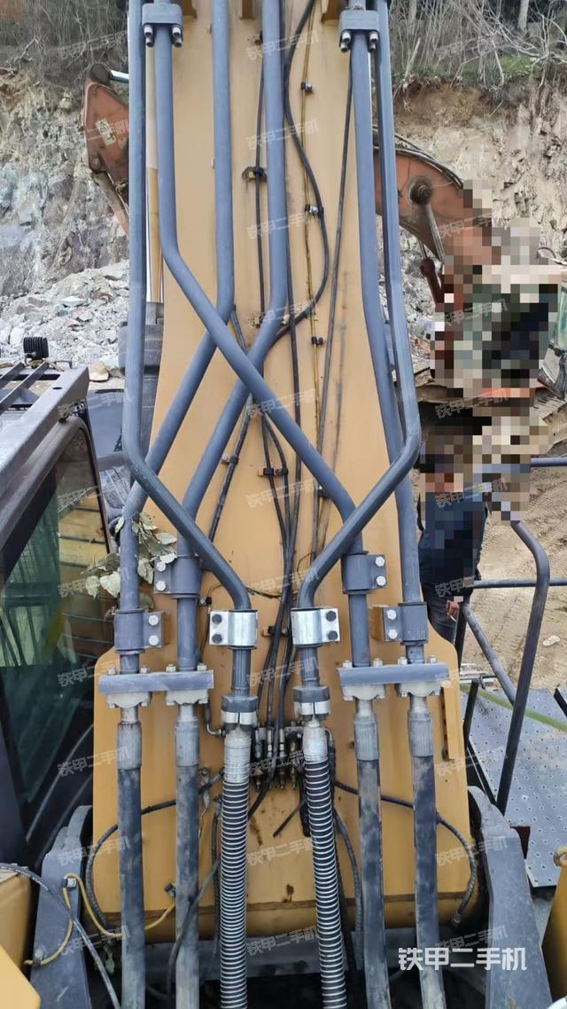 駕駛室頂部（整機外觀）