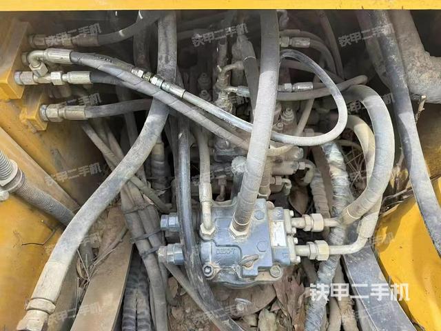 回轉(zhuǎn)馬達和主控閥(整機外觀) 回轉(zhuǎn)馬達和主控閥(整機外觀)