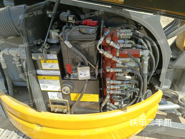 回轉(zhuǎn)馬達(dá)和主控閥(整機(jī)外觀) 回轉(zhuǎn)馬達(dá)和主控閥(整機(jī)外觀)