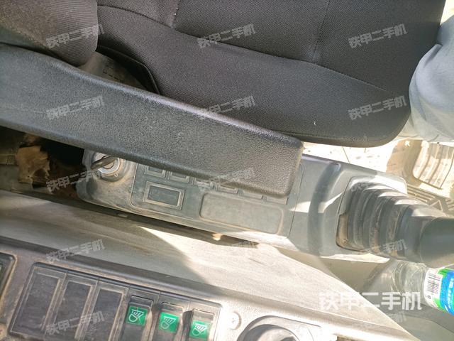 座椅右侧控制台/钥匙门/油门/含右手柄（驾驶室部分）