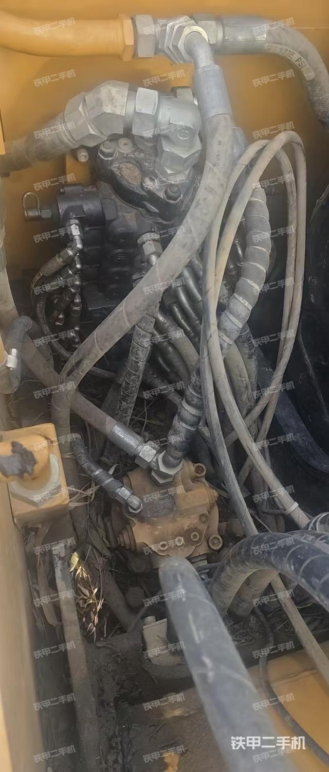 回转马达和主控阀（整机外观）