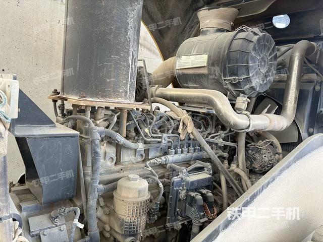 發(fā)動機右側(cè)全景（壓路機發(fā)動機艙）