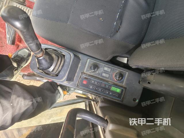 座椅右側(cè)控制臺(tái)/鑰匙門/油門/含右手柄（駕駛室部分）