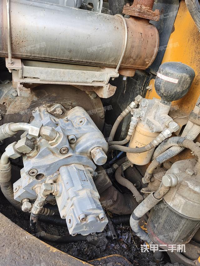 液压泵舱室正面整体（整机外观）