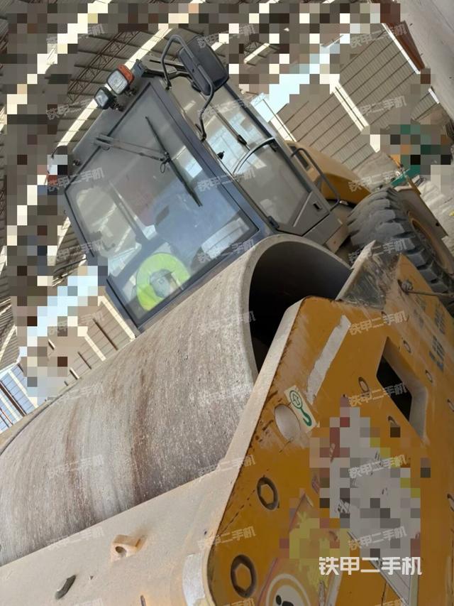 前輪左側(cè)減震塊連接及部件（壓路機前后車架）