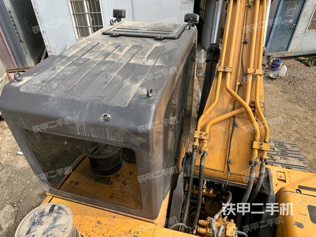 駕駛室頂部(整機(jī)外觀) 駕駛室頂部(整機(jī)外觀)