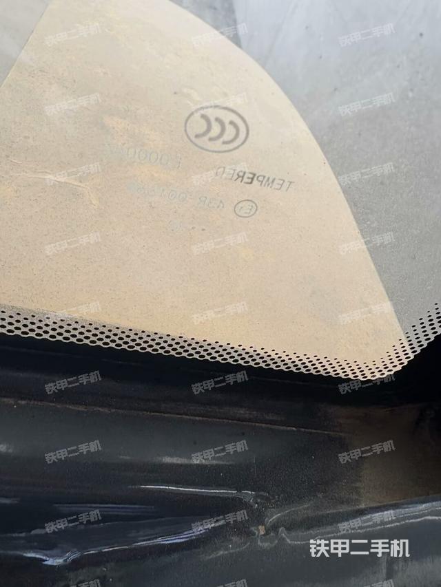 駕駛室頂蓬內(nèi)（壓路機駕駛室）