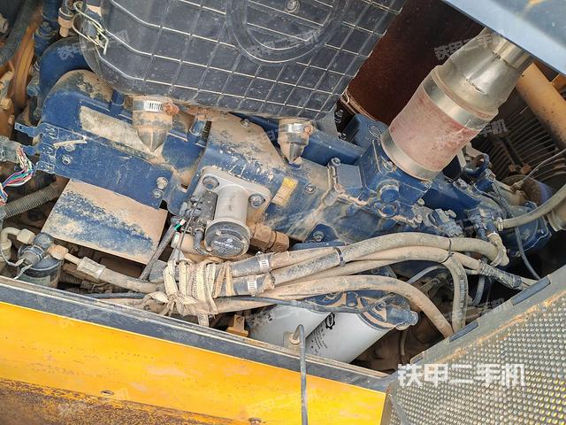 發(fā)動機(jī)右側(cè)全景（推土機(jī)發(fā)動機(jī)艙）