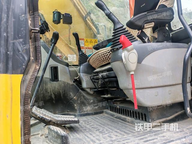 座椅右側(cè)控制臺/鑰匙門/油門/含右手柄(駕駛室部分) 座椅右側(cè)控制臺/鑰匙門/油門/含右手柄(駕駛室部分)