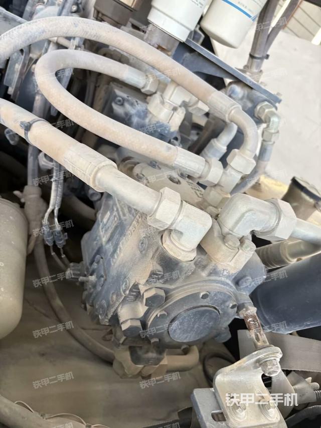 發(fā)動(dòng)機(jī)右側(cè)全景（壓路機(jī)發(fā)動(dòng)機(jī)艙）