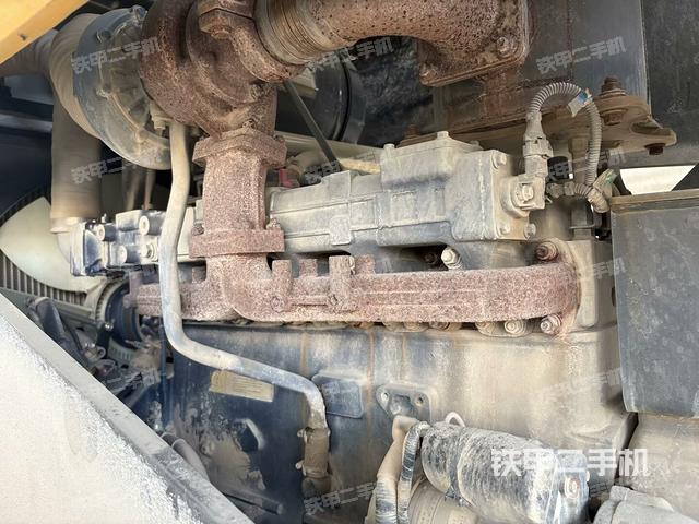 發(fā)動(dòng)機(jī)上部全景（壓路機(jī)發(fā)動(dòng)機(jī)艙）