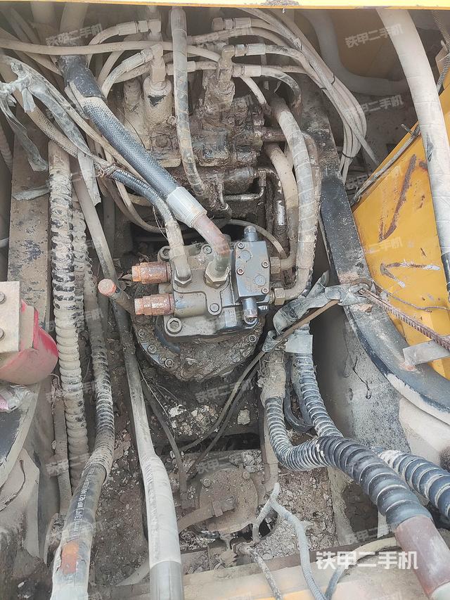 回轉(zhuǎn)馬達(dá)和主控閥（整機(jī)外觀）