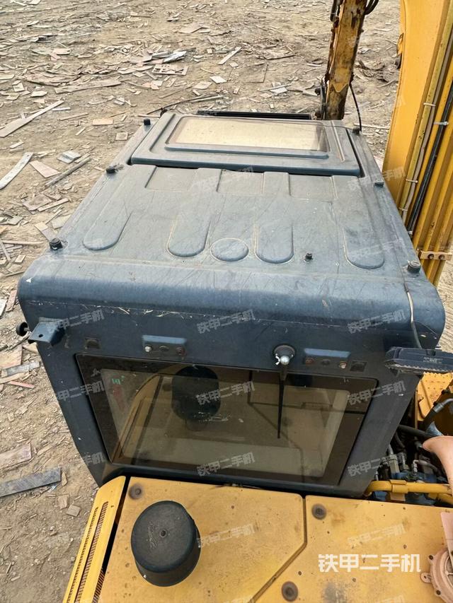 駕駛室頂部（整機外觀）