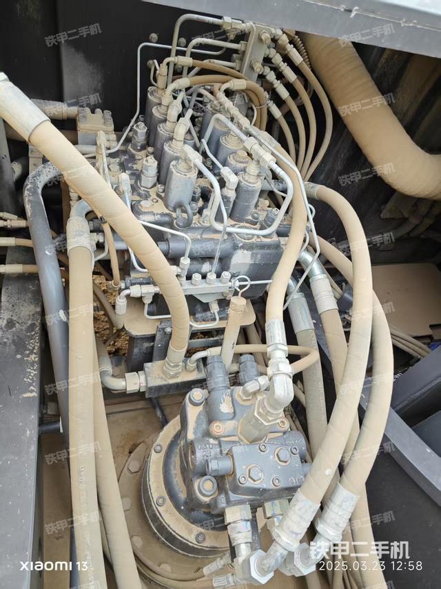 回转马达和主控阀（整机外观）