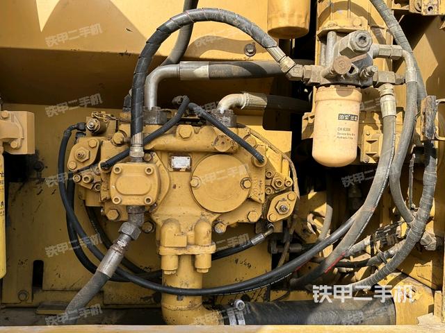 液壓泵艙室正面整體（整機外觀）