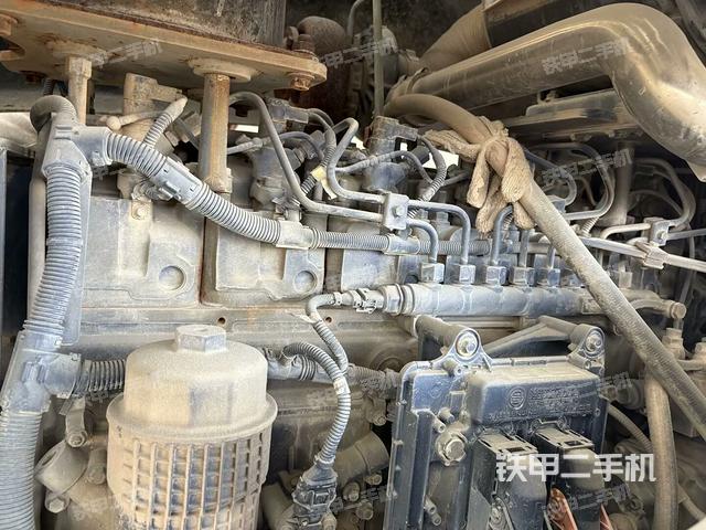 發(fā)動機艙液壓泵全景（壓路機發(fā)動機艙）