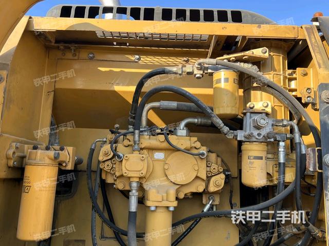 液壓泵艙室正面整體（整機外觀）