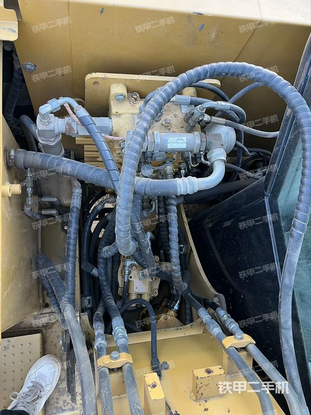 回轉馬達和主控閥(整機外觀) 回轉馬達和主控閥(整機外觀)